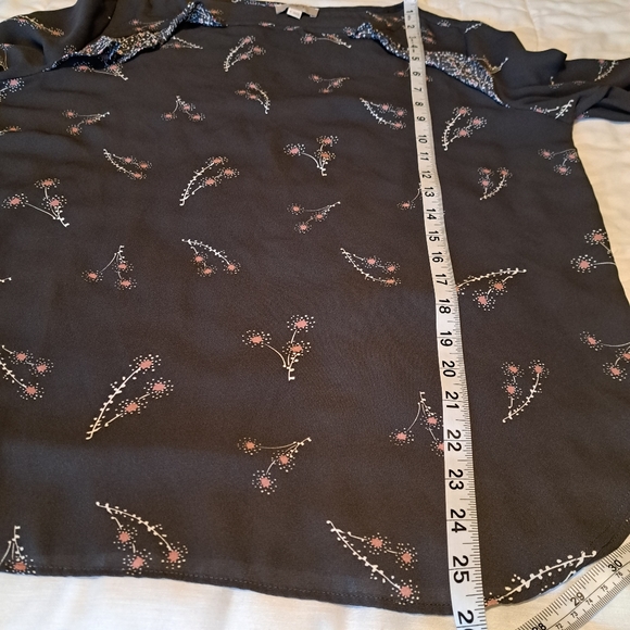 LOFT Outlet charcoal gray and floral blouse. Long Sleeve scoop neck. Size Medium - Picture 12 of 12